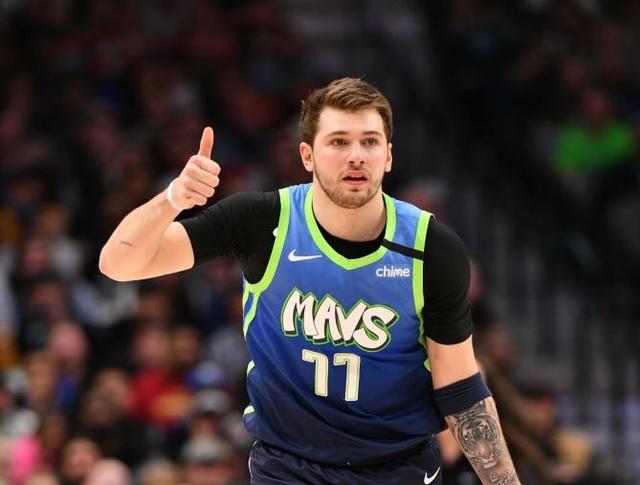 显示出他在 显示出他在