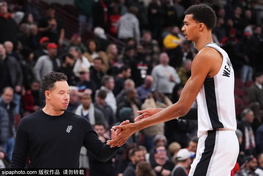 伦纳德的三 伦纳德的三